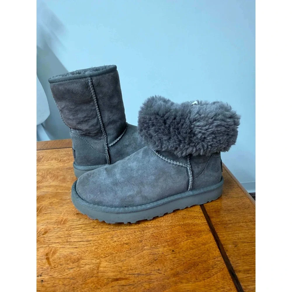 UGG Classic Short II Grey Suede Sheepskin Boots 1016223 Womens Size 6